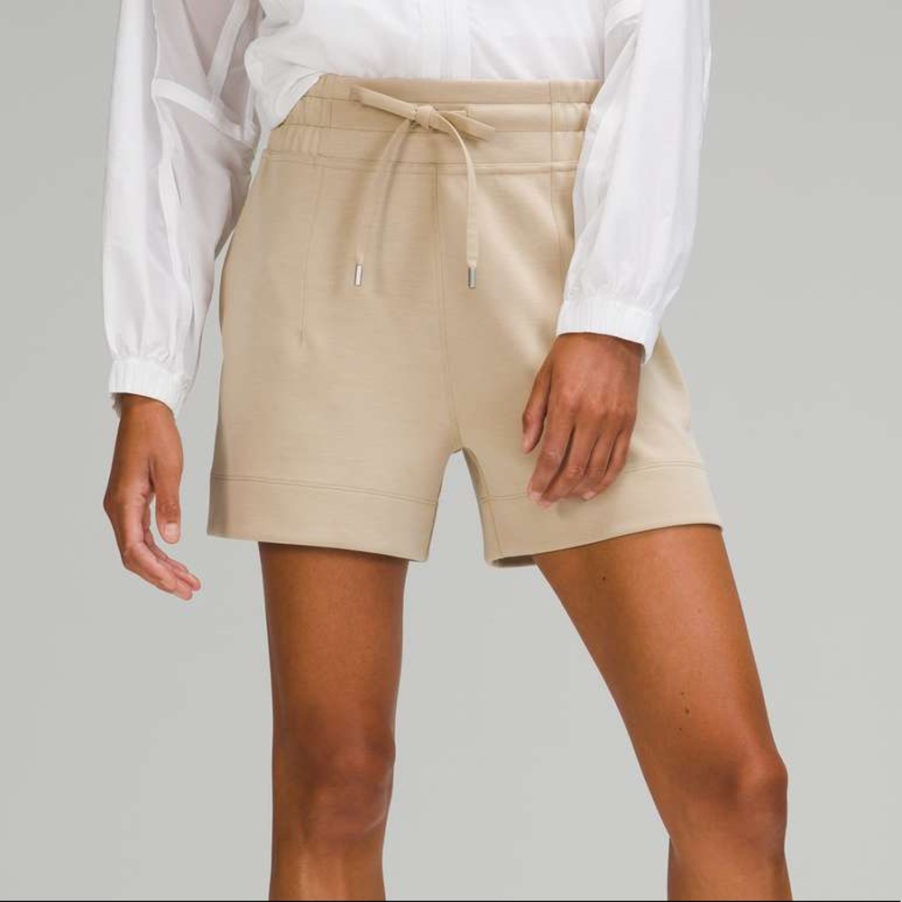 Lululemon Soft Ambitions Hi Rise Shorts in Trench 4”